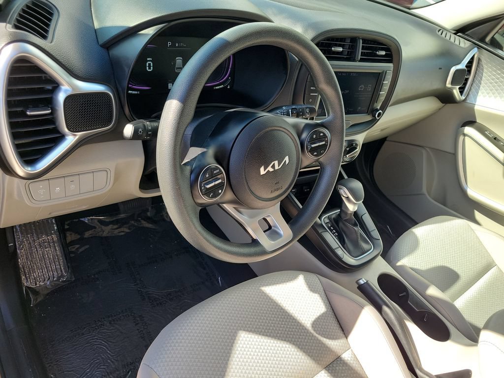 Used 2025 Kia Soul LX FWD image 7