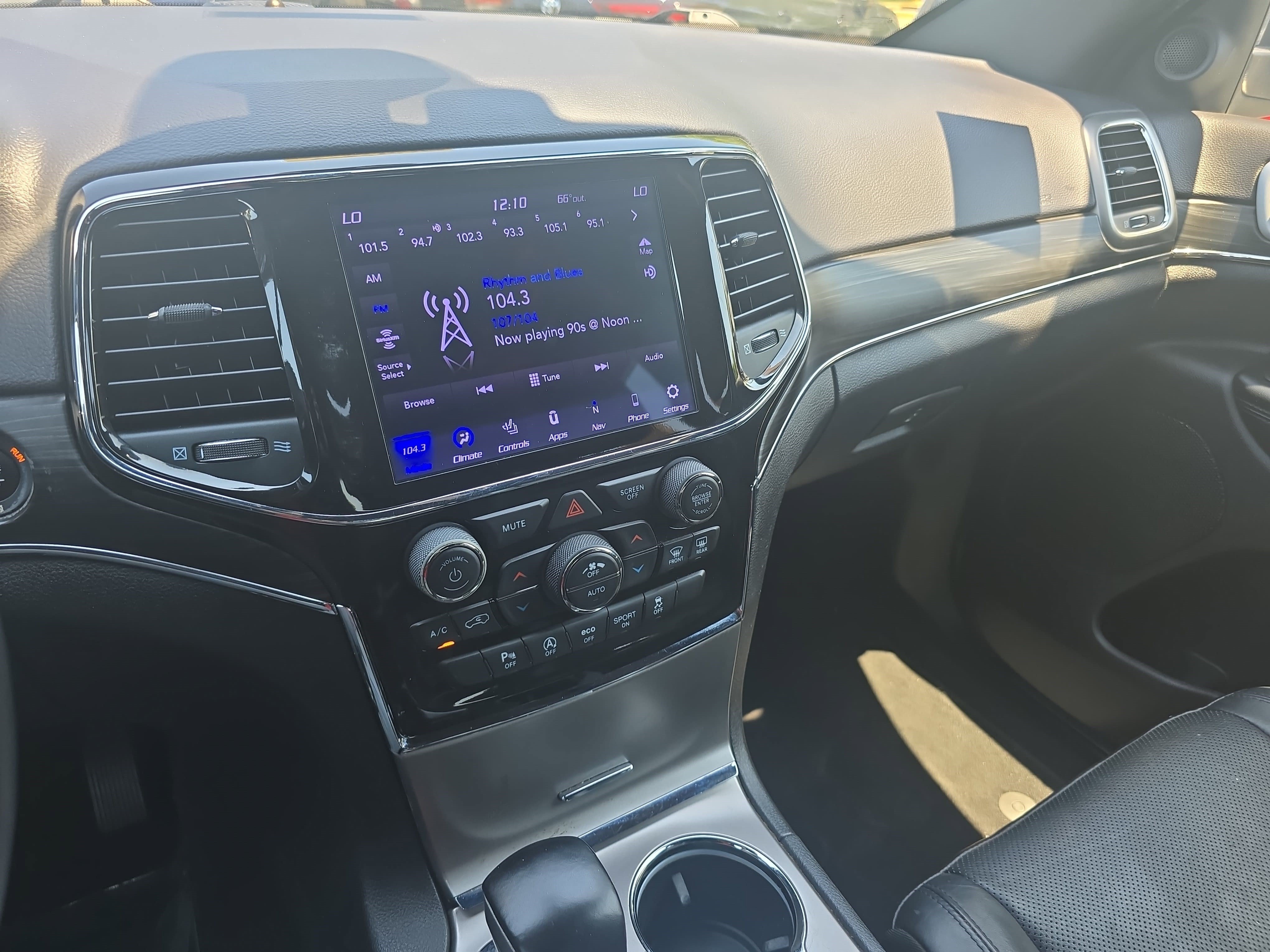 Used 2021 Jeep Grand Cherokee Limited w/ Luxury Group II RWD image 19