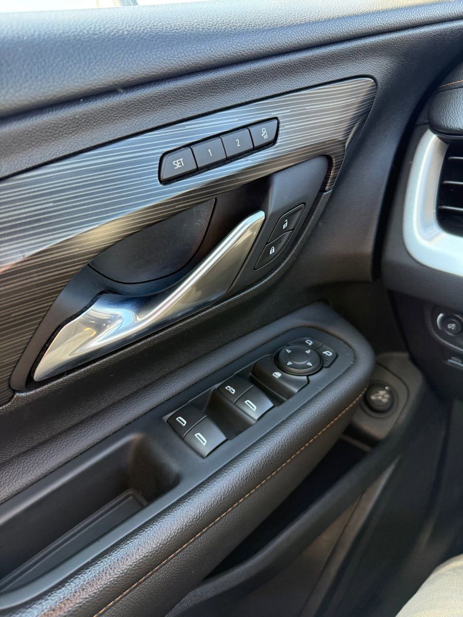 Used 2021 GMC Terrain SLT image 25