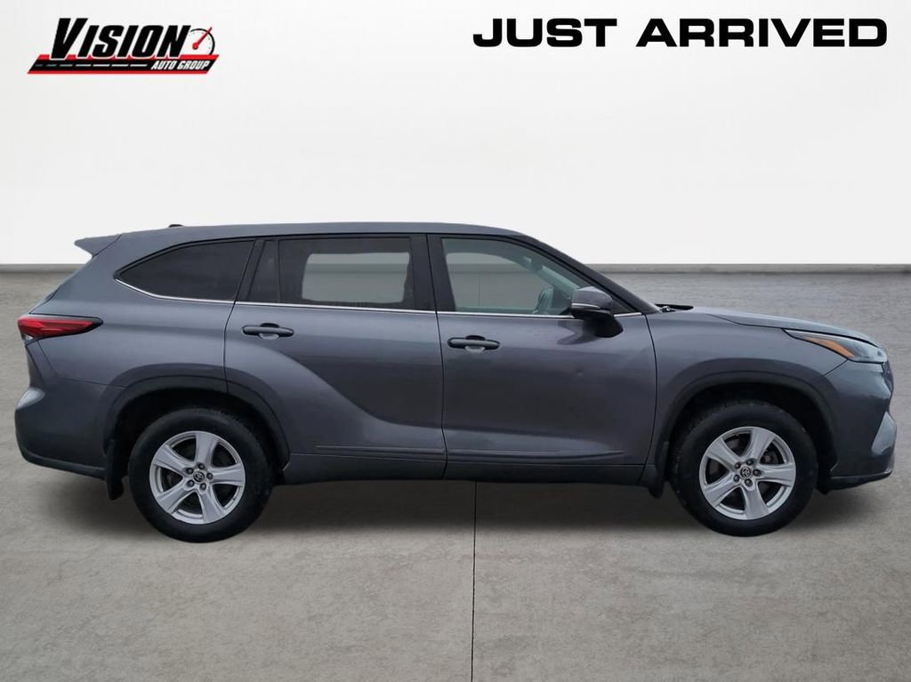 Used 2023 Toyota Highlander LE image 4