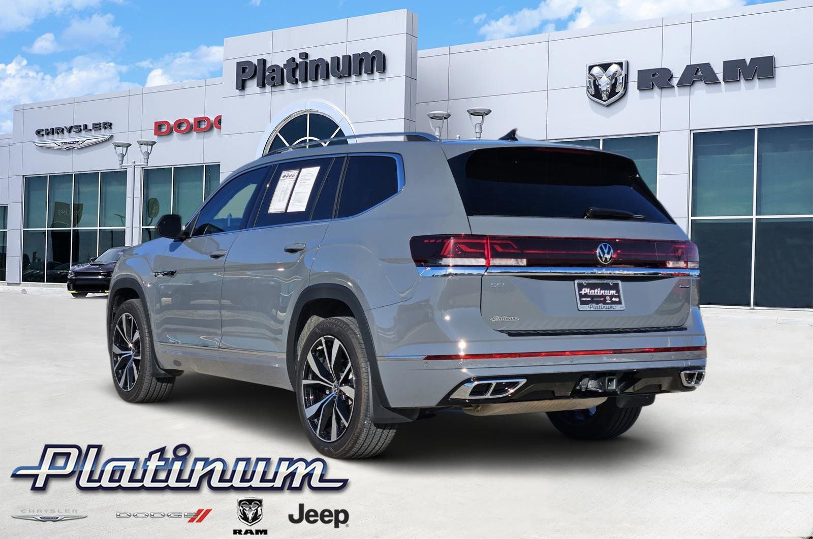 Used 2025 Volkswagen Atlas SEL Premium R-Line image 4