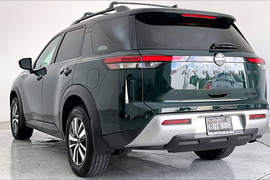 Used 2024 Nissan Pathfinder SL w/ Black Appearance Package AWD/4WD image 16