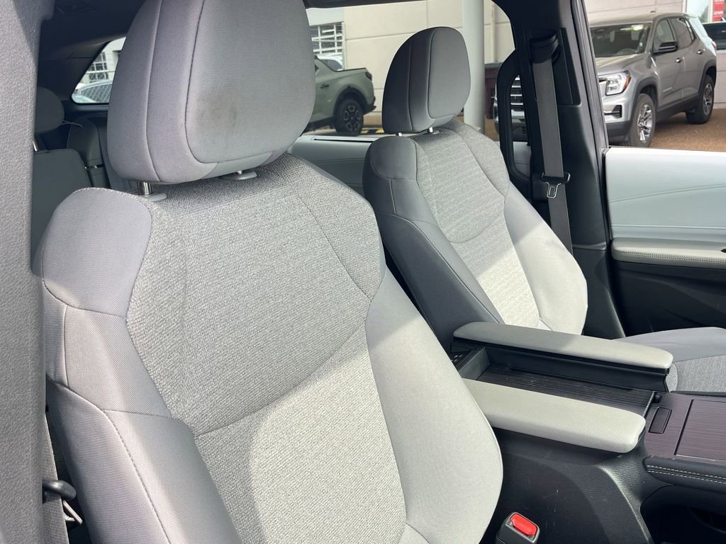 Used 2025 Toyota Sienna LE FWD image 31