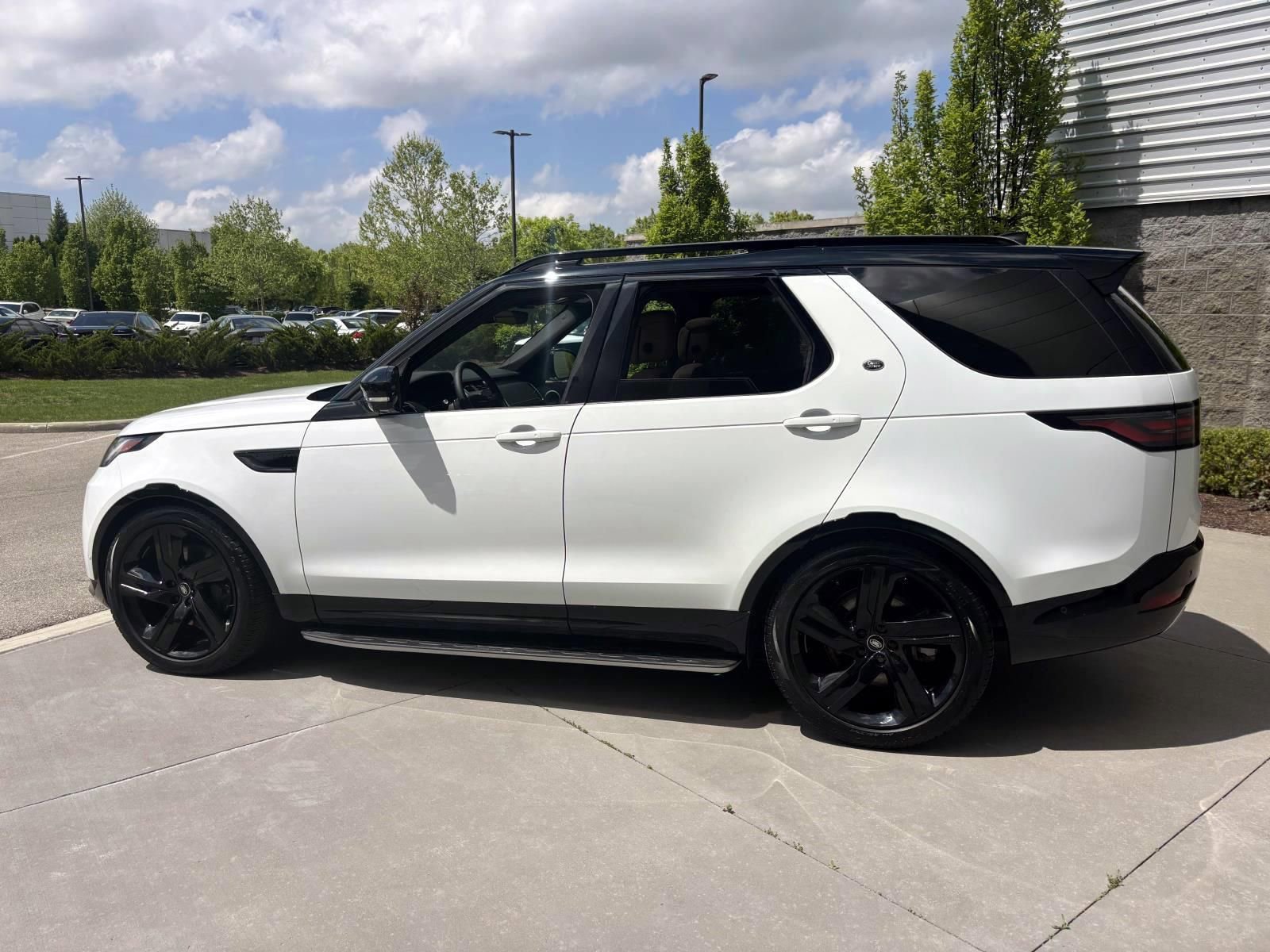 Used 2025 Land Rover Discovery Dynamic SE AWD/4WD image 8