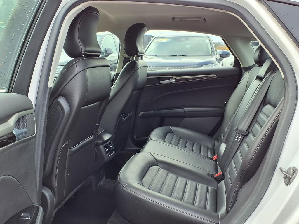 Used 2016 Ford Fusion SE w/ Equipment Group 202A FWD image 9