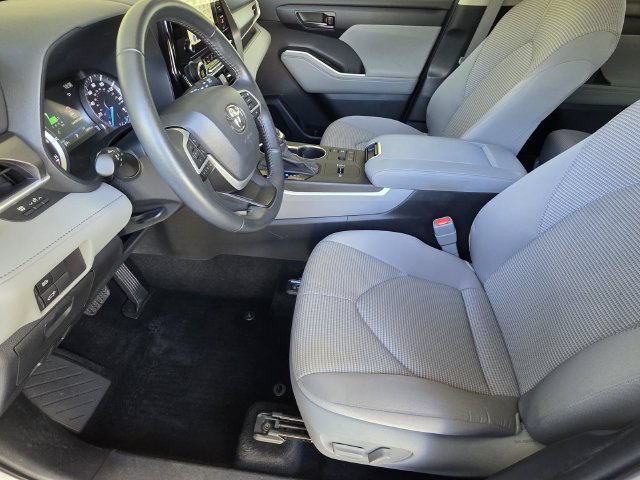 Used 2023 Toyota Highlander LE AWD/4WD image 6