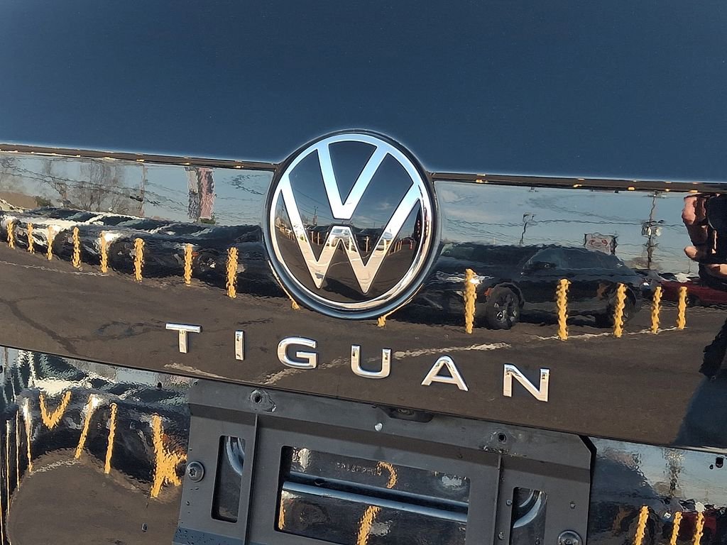 Certified 2022 Volkswagen Tiguan SE w/ Panoramic Sunroof Package AWD/4WD image 30