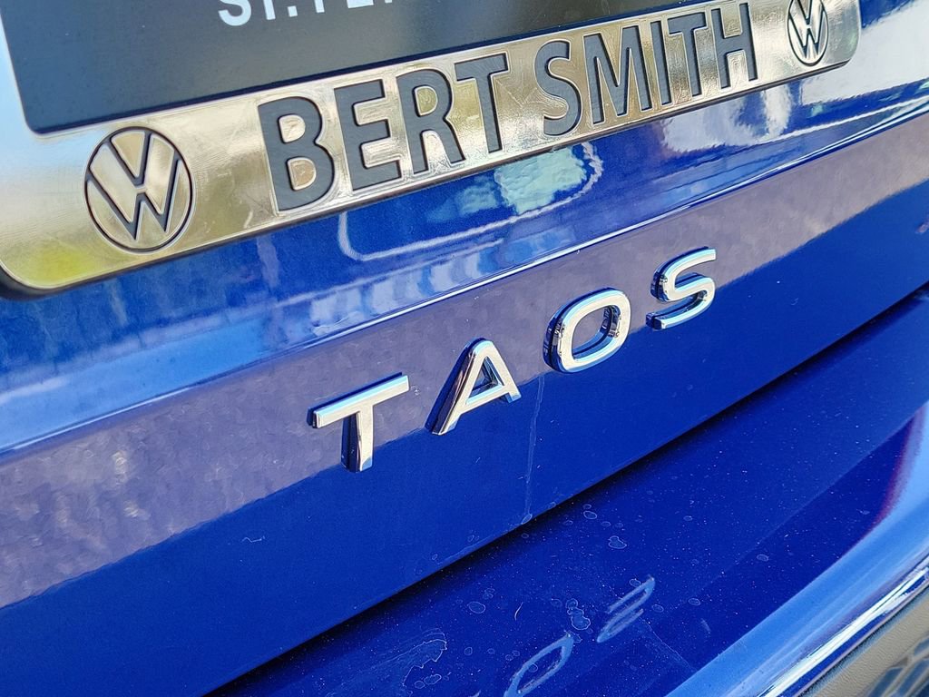 Used 2024 Volkswagen Taos SE w/ Panoramic Sunroof Package FWD image 6
