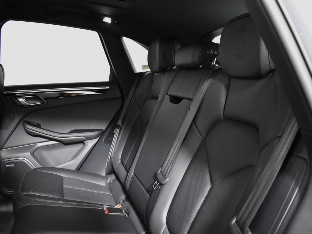 Used 2026 Porsche Macan AWD/4WD image 38