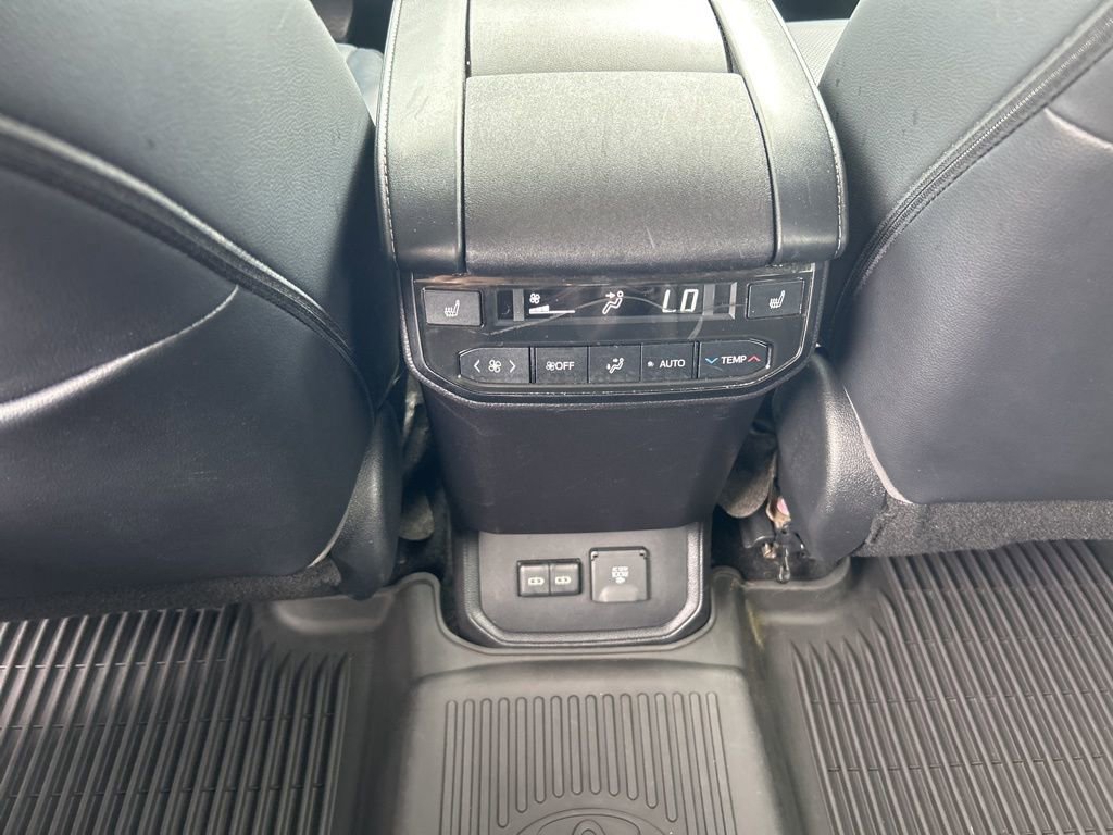 Used 2023 Toyota Highlander Platinum FWD image 13