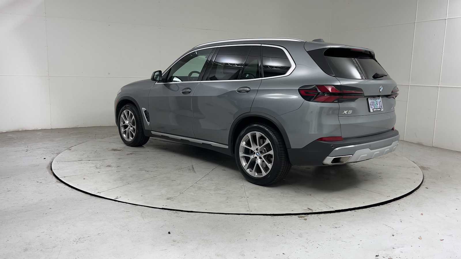 Used 2024 BMW X5 xDrive40i w/ Premium Package AWD/4WD image 2