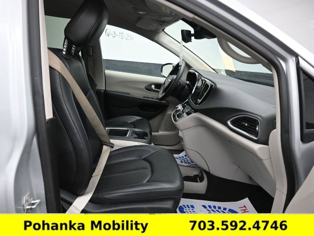 Used 2024 Chrysler Pacifica Touring-L image 25