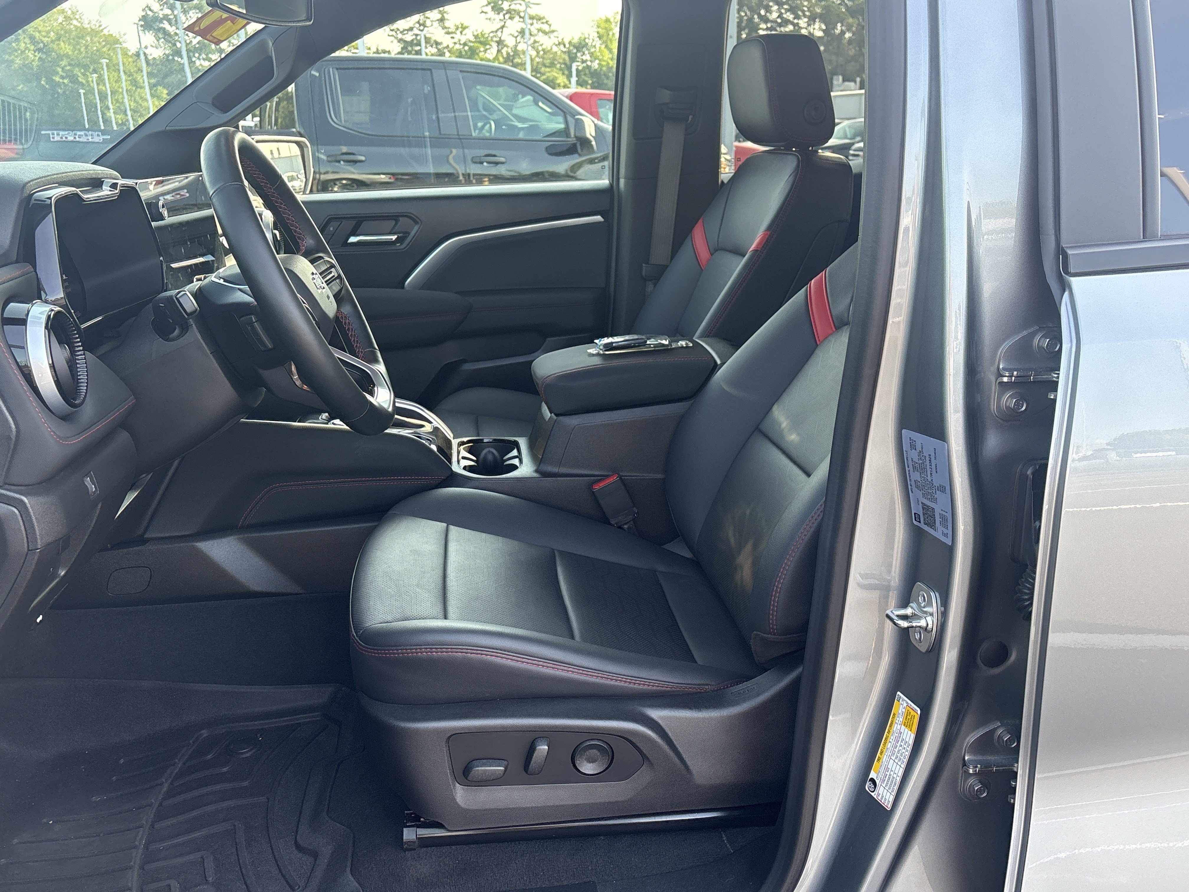 Used 2024 Chevrolet Colorado Z71 w/ Z71 Convenience Package 2 AWD/4WD image 16