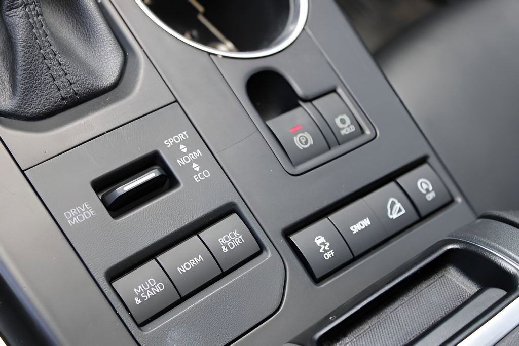 Used 2021 Toyota Highlander XLE AWD/4WD image 17