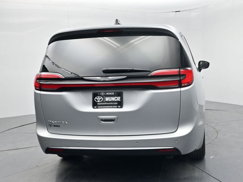Used 2024 Chrysler Pacifica Touring-L image 7