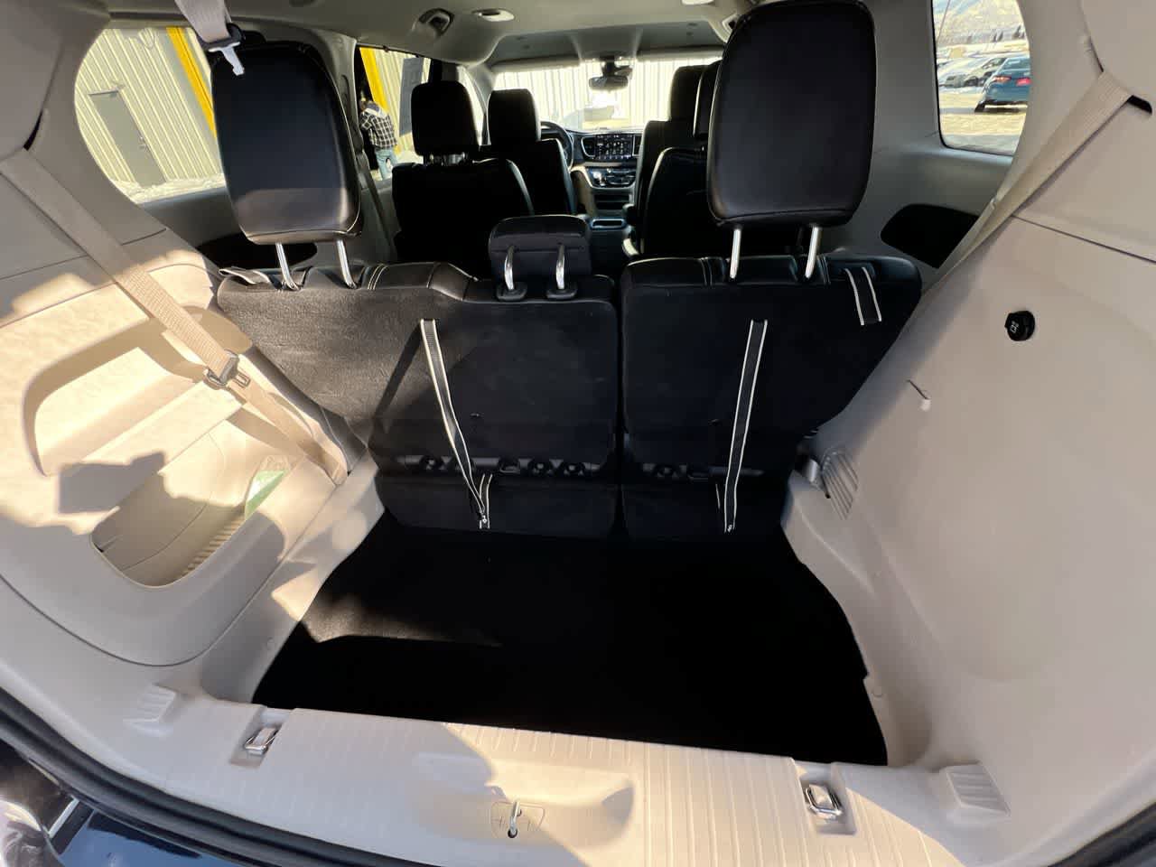 Used 2024 Chrysler Pacifica Touring-L image 25