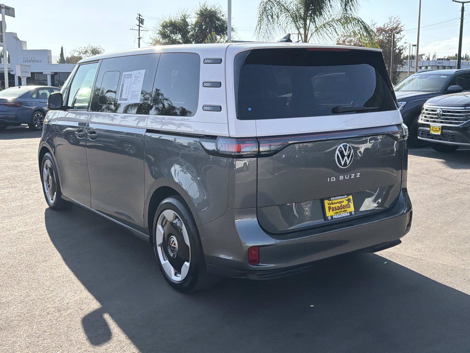 Certified 2025 Volkswagen ID. Buzz Pro S w/ Cupholders Package RWD image 3