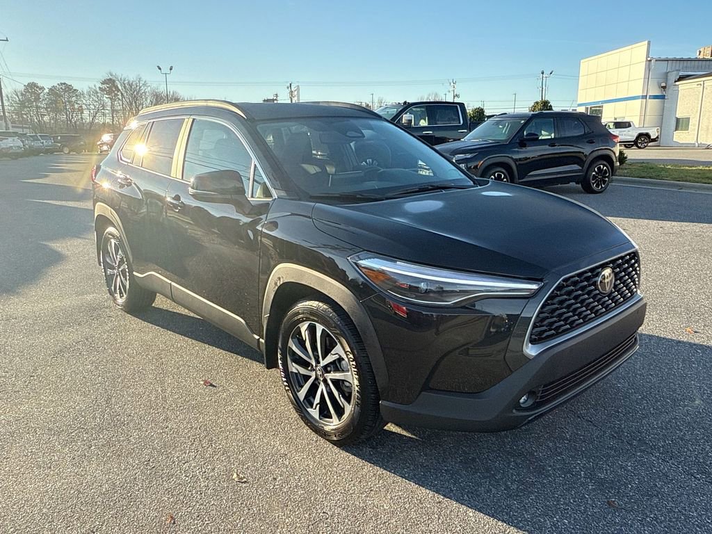 Used 2025 Toyota Corolla Cross XLE image 2