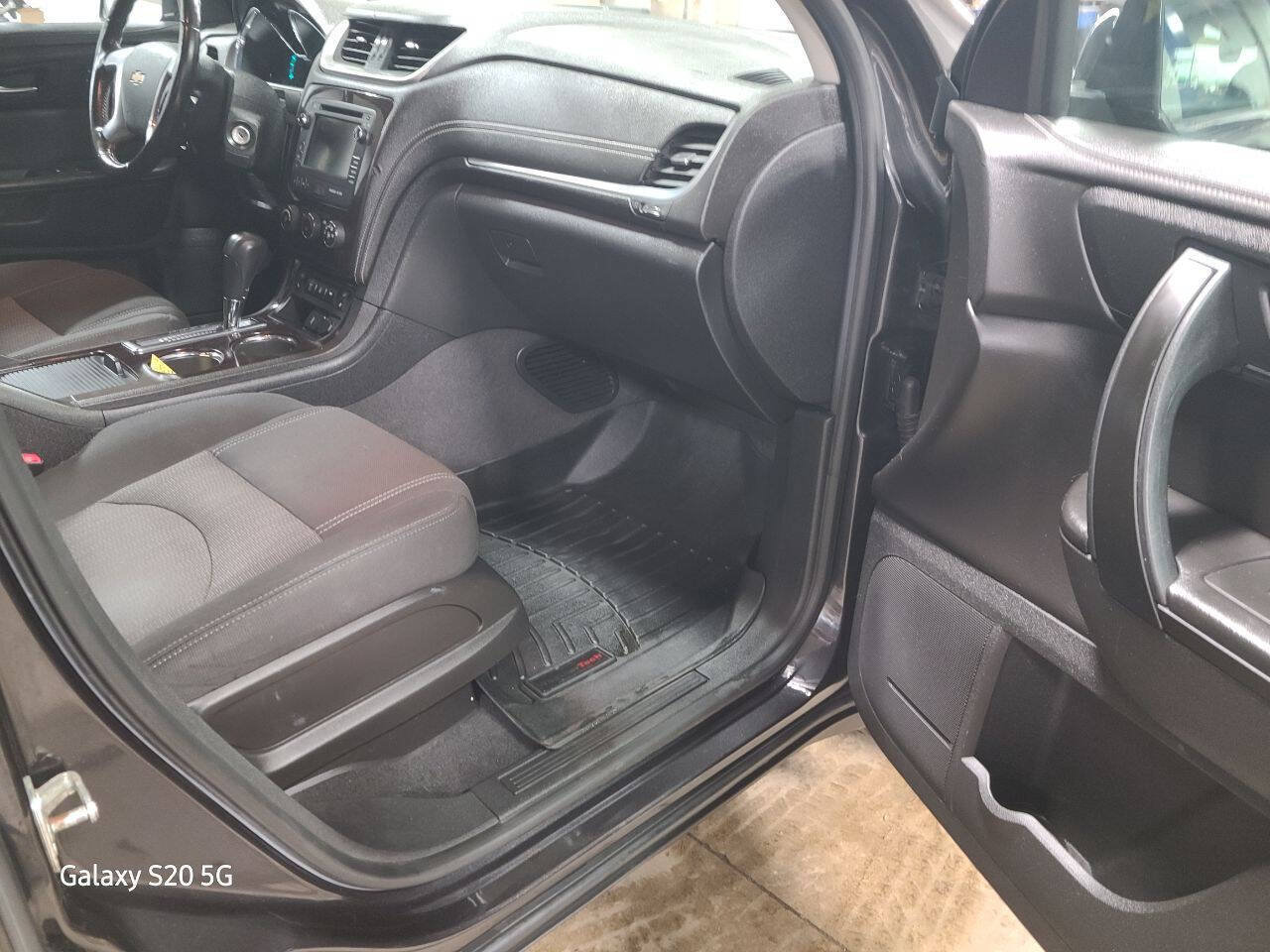 Used 2017 Chevrolet Traverse LT w/ Style and Technology Package image 15