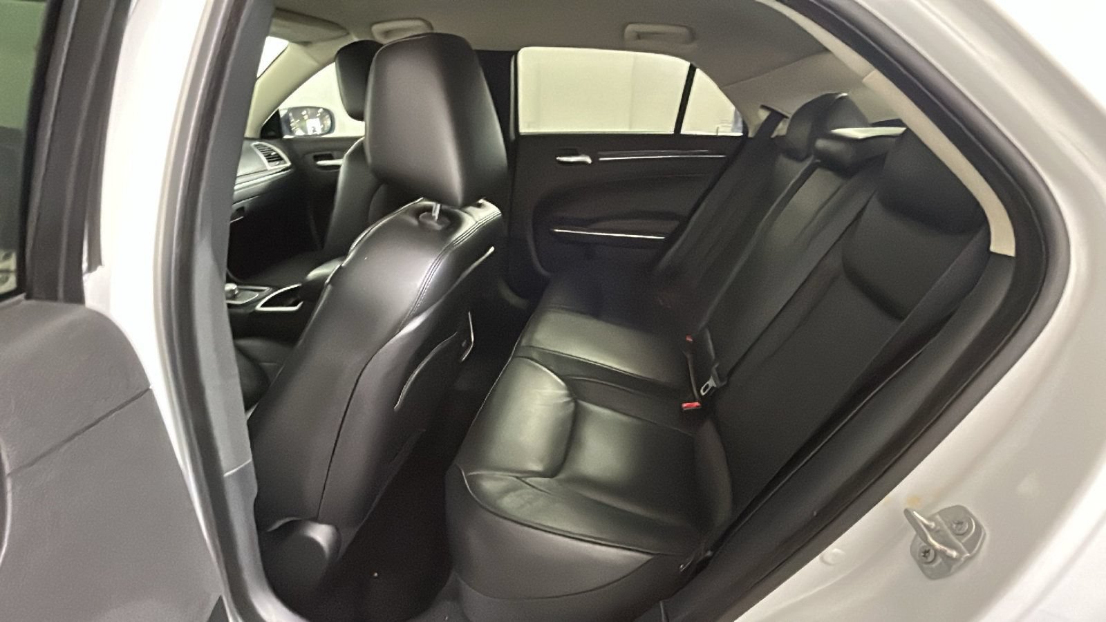 Used 2018 Chrysler 300 Limited AWD/4WD image 30