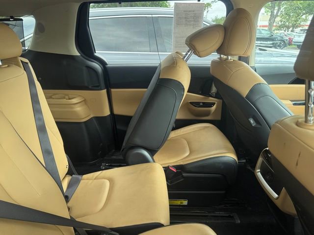 Used 2024 Kia Carnival EX FWD image 6