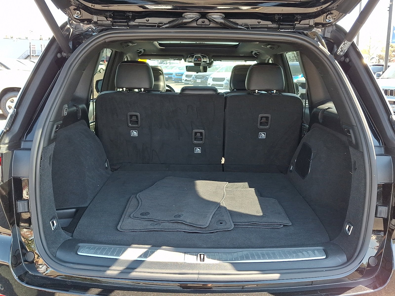 Used 2023 Jeep Grand Cherokee Overland w/ Luxury Tech Group IV AWD/4WD image 29