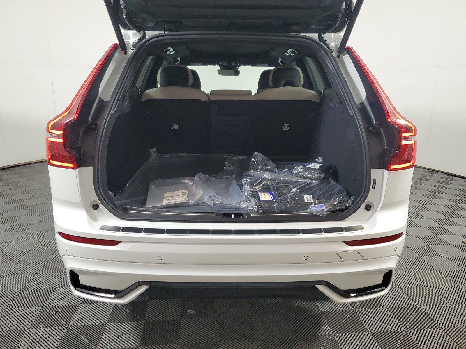 New 2027 Volvo XC60 B5 Plus AWD/4WD image 9