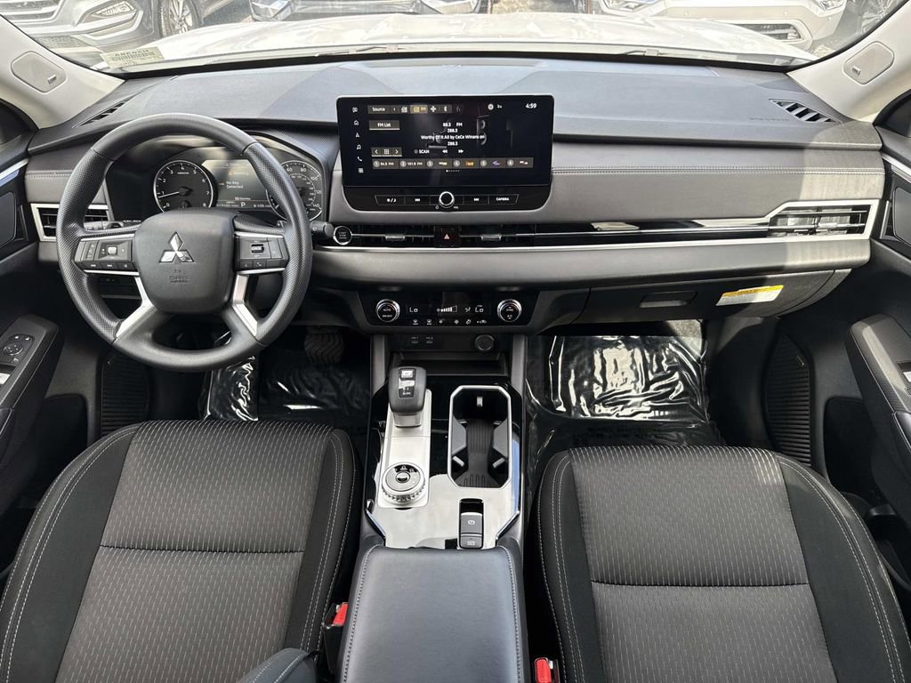 Used 2025 Mitsubishi Outlander ES image 17