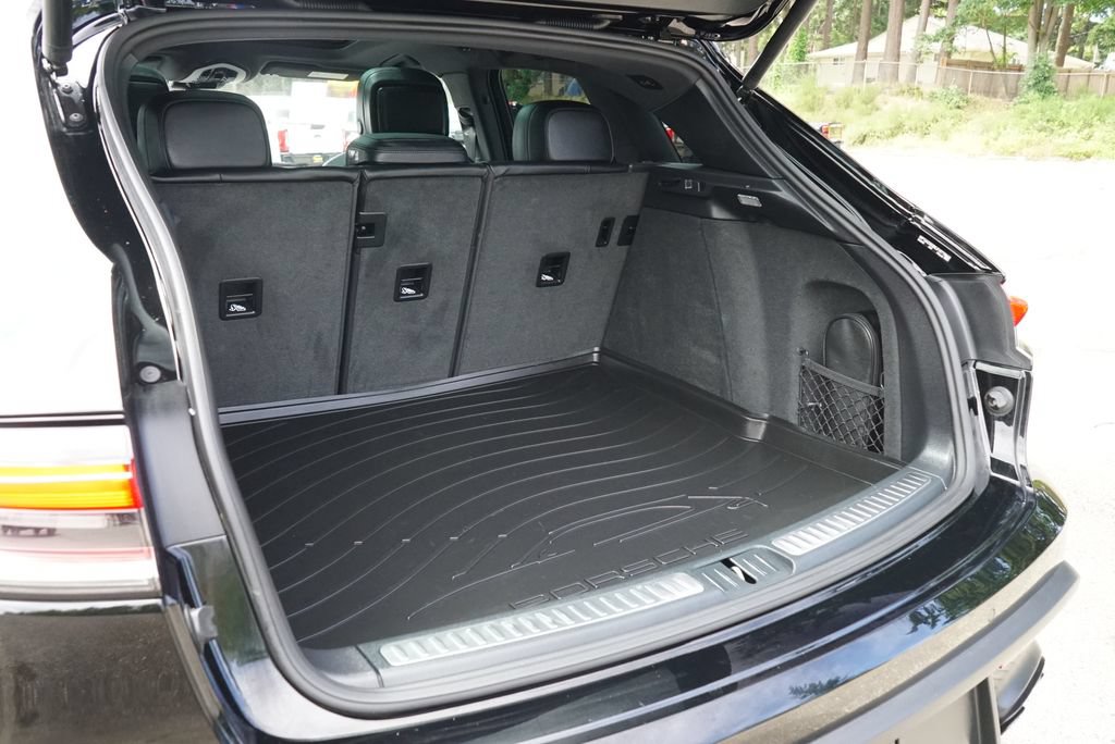 Used 2024 Porsche Macan AWD/4WD image 32