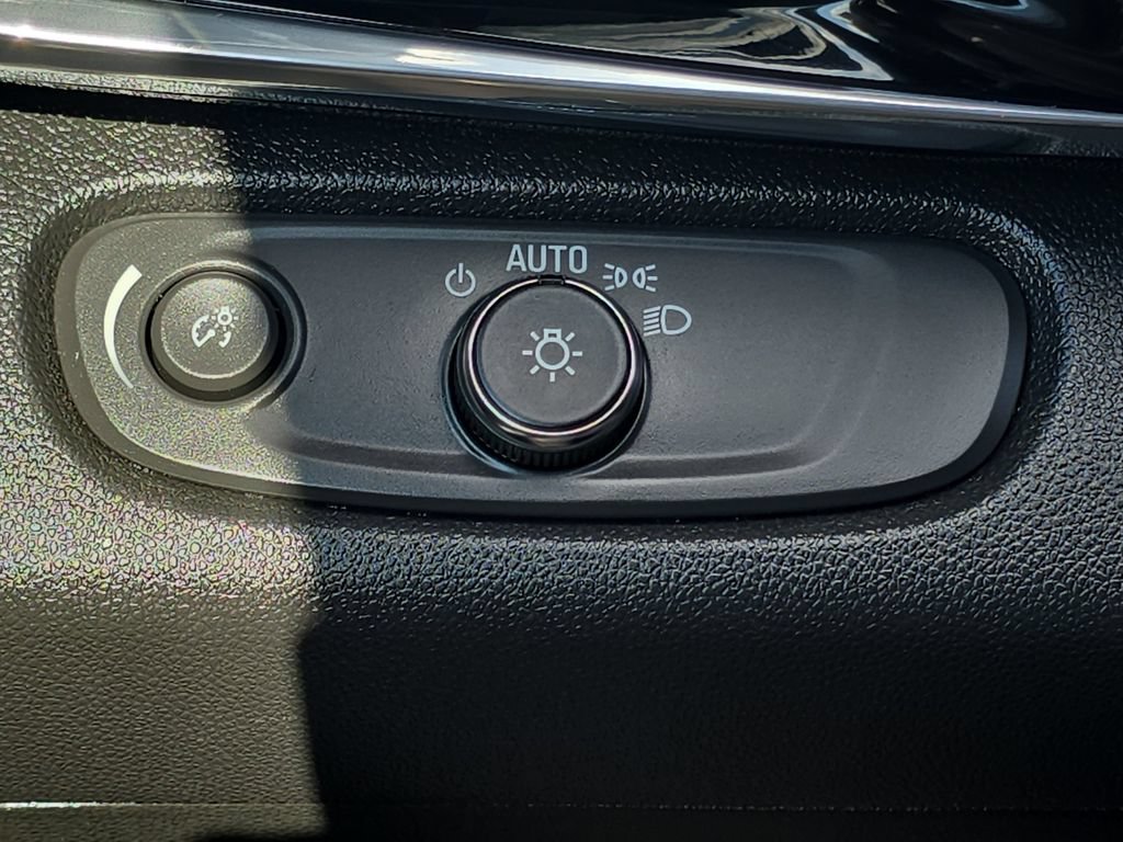 Used 2024 Buick Envista Sport Touring w/ Convenience I Package FWD image 28