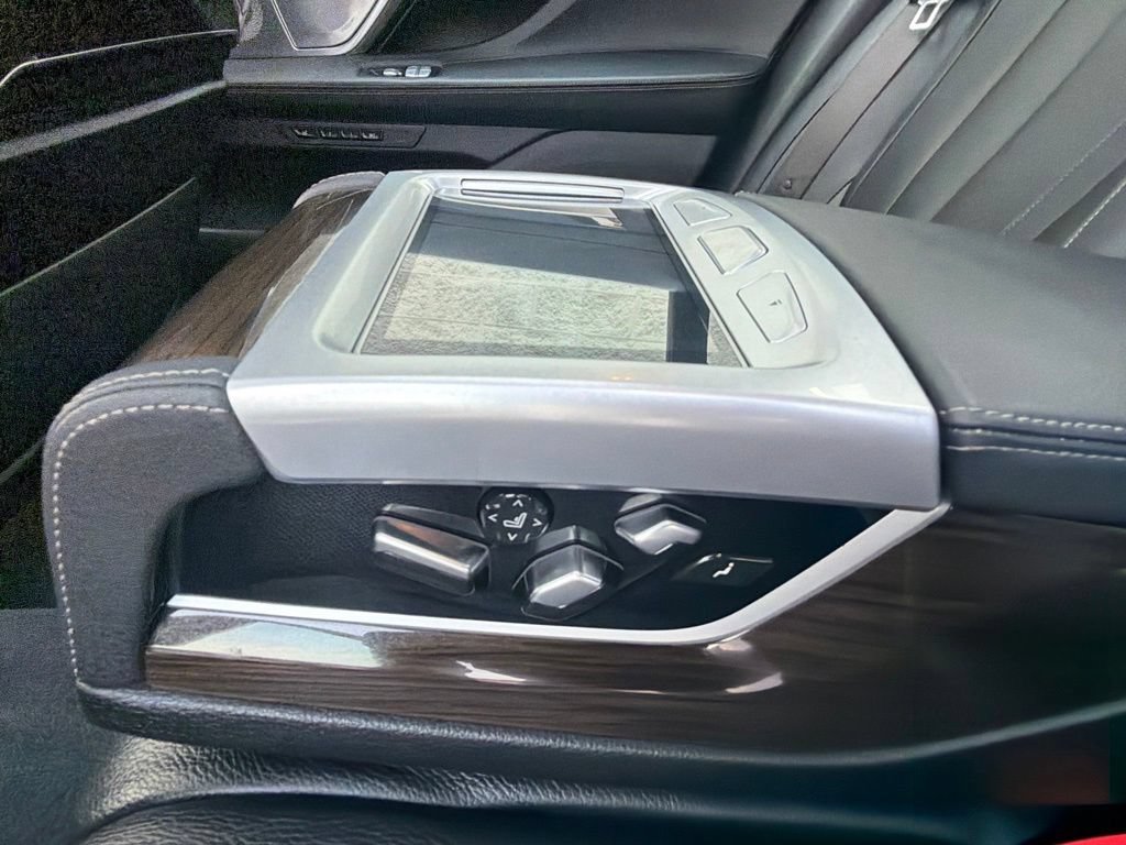 Used 2020 BMW 745e xDrive AWD/4WD image 12
