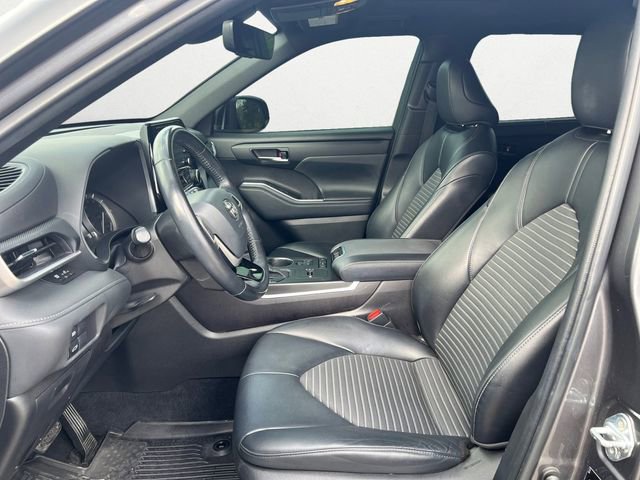 Used 2022 Toyota Highlander XSE FWD image 9
