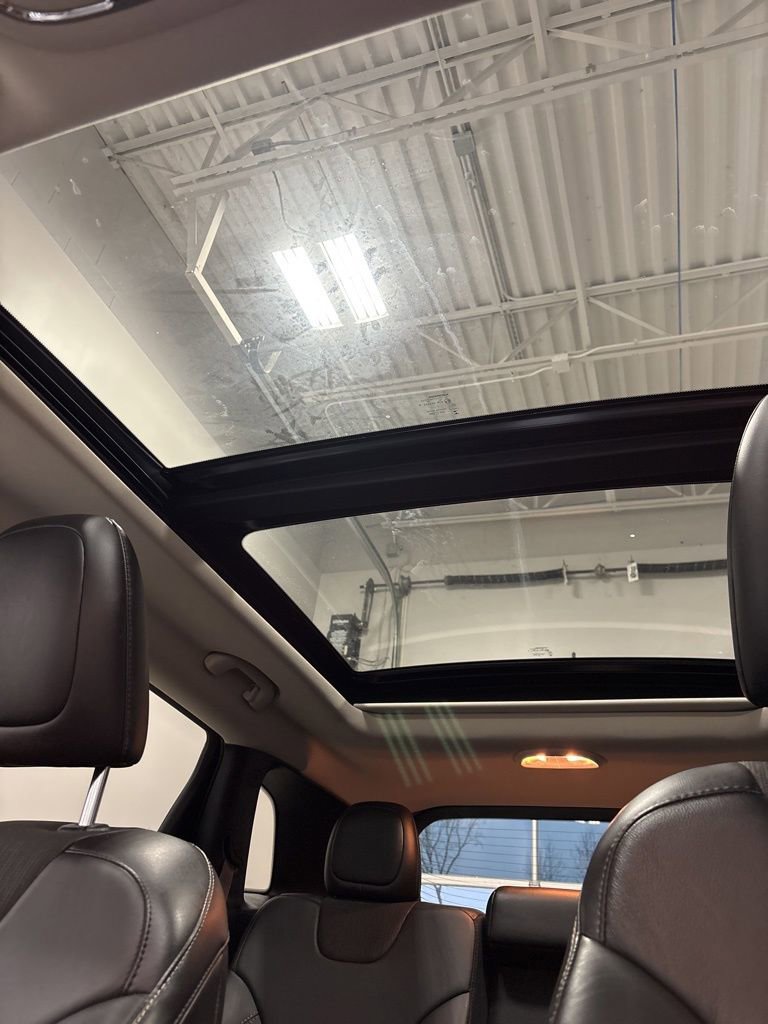 Used 2018 Jeep Cherokee Latitude Plus w/ Comfort/Convenience Group image 3