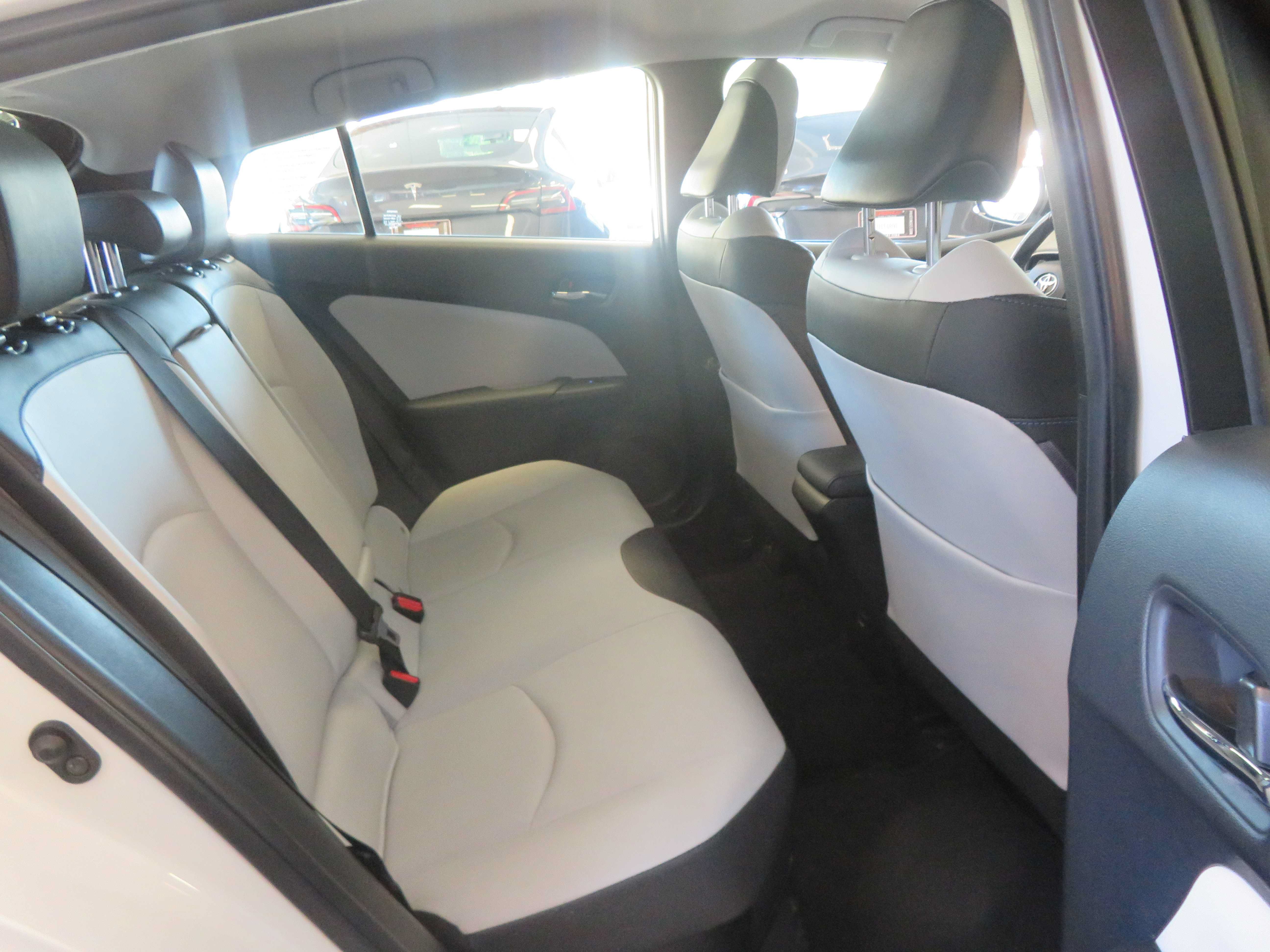 Used 2017 Toyota Prius Four Touring w/ Appearance Package FWD image 22