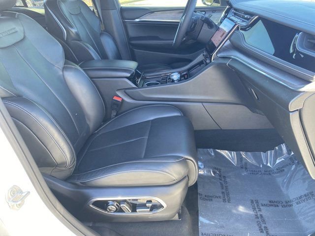 Used 2023 Jeep Grand Cherokee Overland w/ Luxury Tech Group IV AWD/4WD image 28