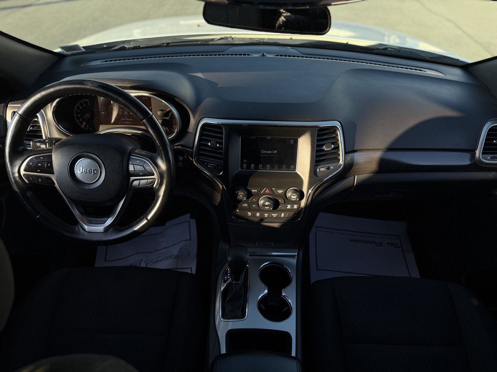 Used 2018 Jeep Grand Cherokee Laredo image 23