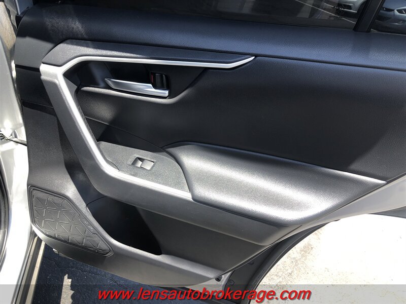 Used 2021 Toyota RAV4 XLE AWD/4WD image 18