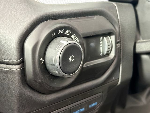 Used 2025 Jeep Wrangler Unlimited Sahara w/ Safety Group image 10