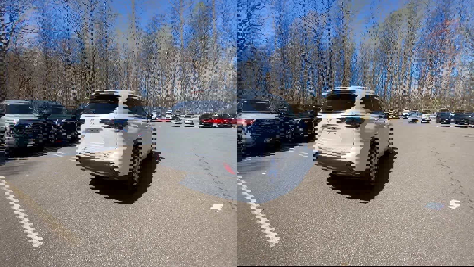 Used 2023 Toyota Highlander LE image 9