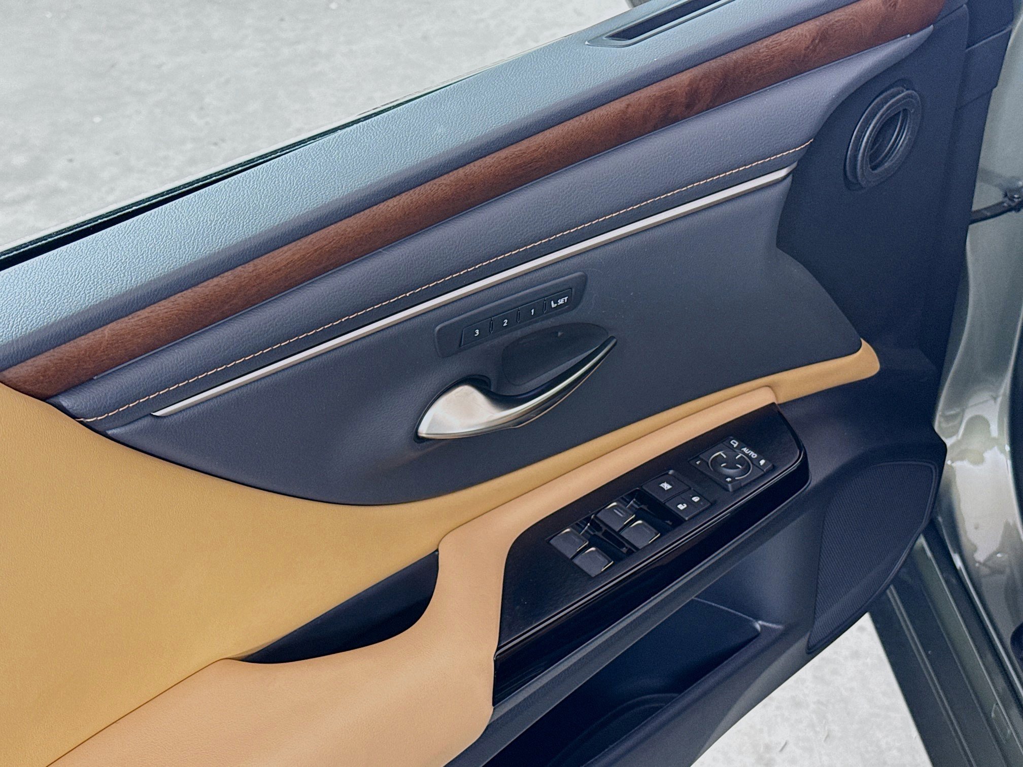 Certified 2024 Lexus ES 350 w/ Premium Package image 19