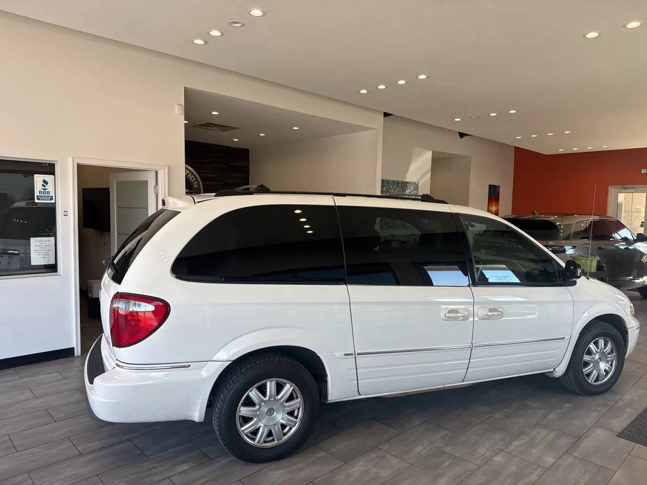 Used 2005 Chrysler Town & Country Touring w/ Luxury Group FWD image 8