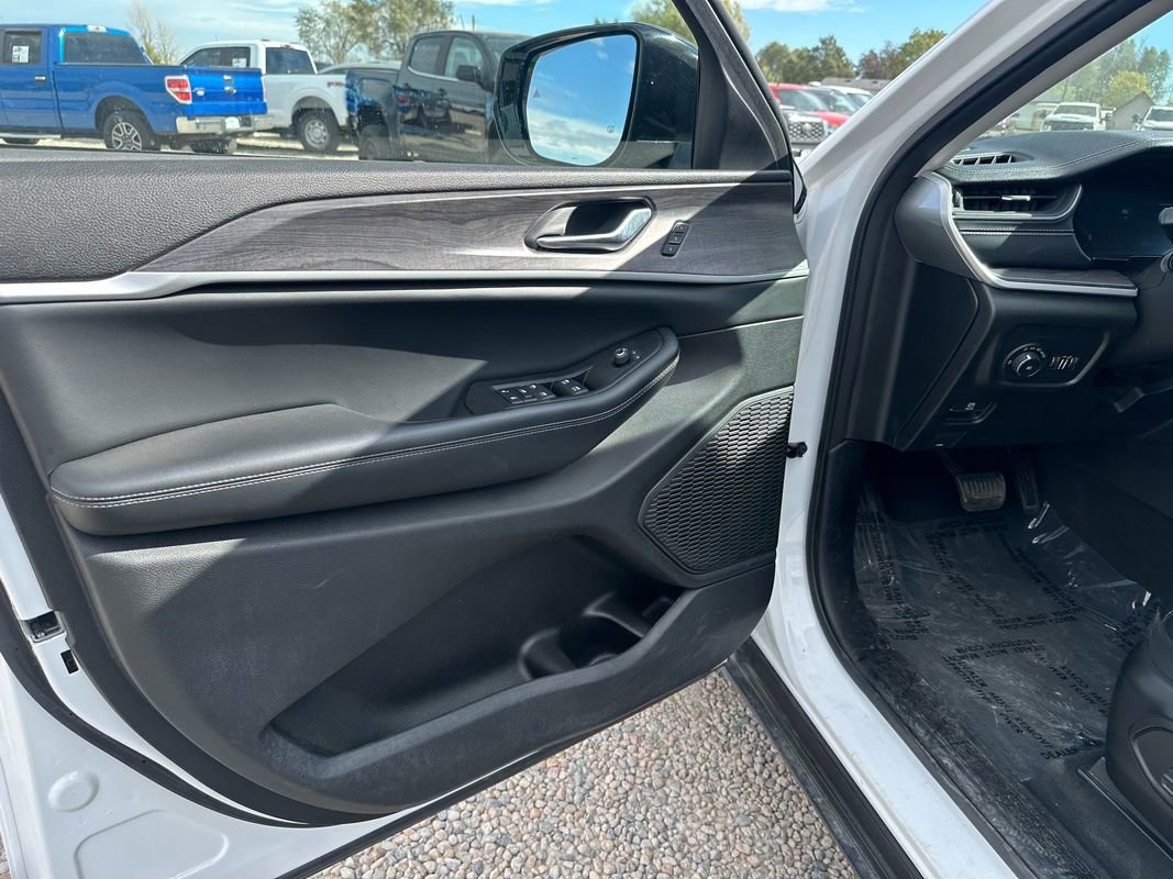 Used 2023 Jeep Grand Cherokee Limited w/ Black Appearance Package image 35