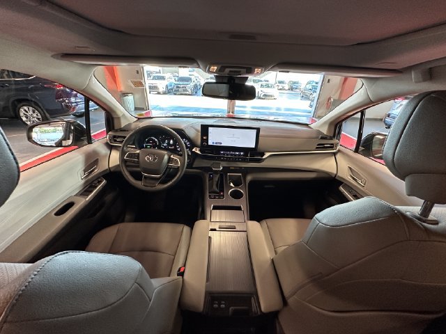 Certified 2026 Toyota Sienna XLE FWD image 24