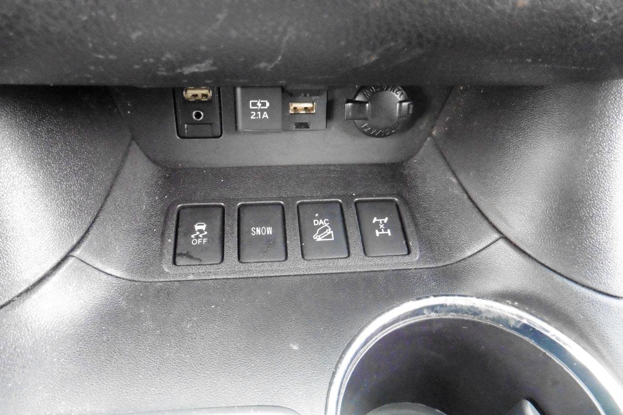 Used 2019 Toyota Highlander LE w/ Protection Package #3 AWD/4WD image 10