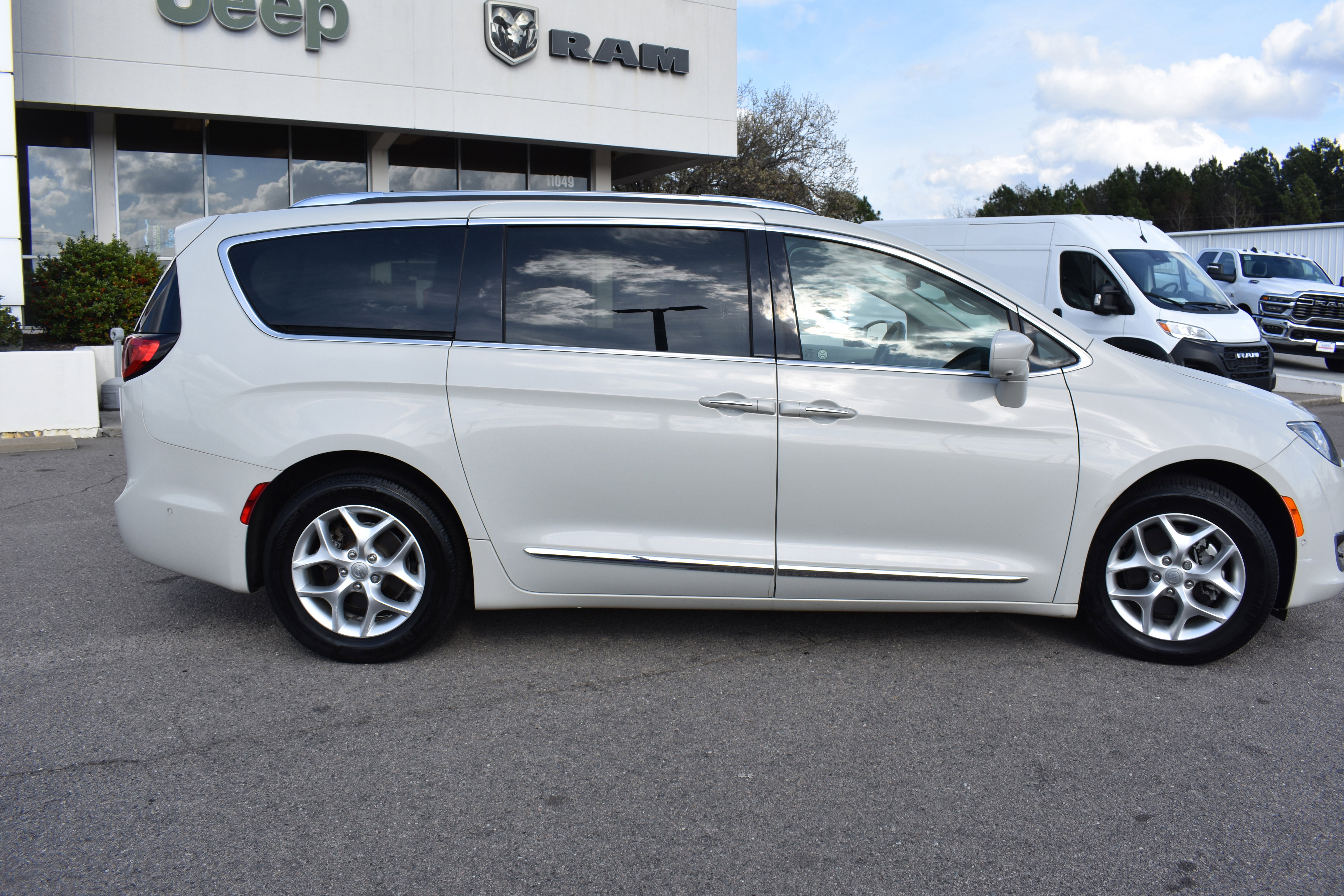 Used 2020 Chrysler Pacifica Touring-L Plus w/ Tire & Wheel Group image 10