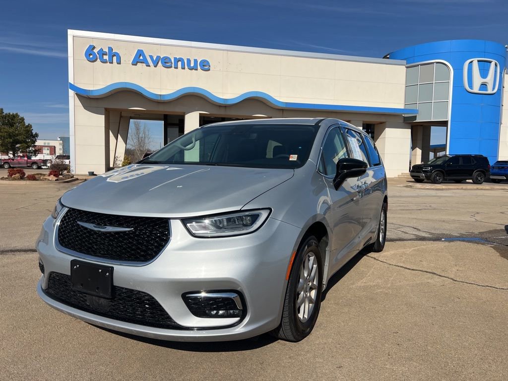 Used 2024 Chrysler Pacifica Touring-L image 1