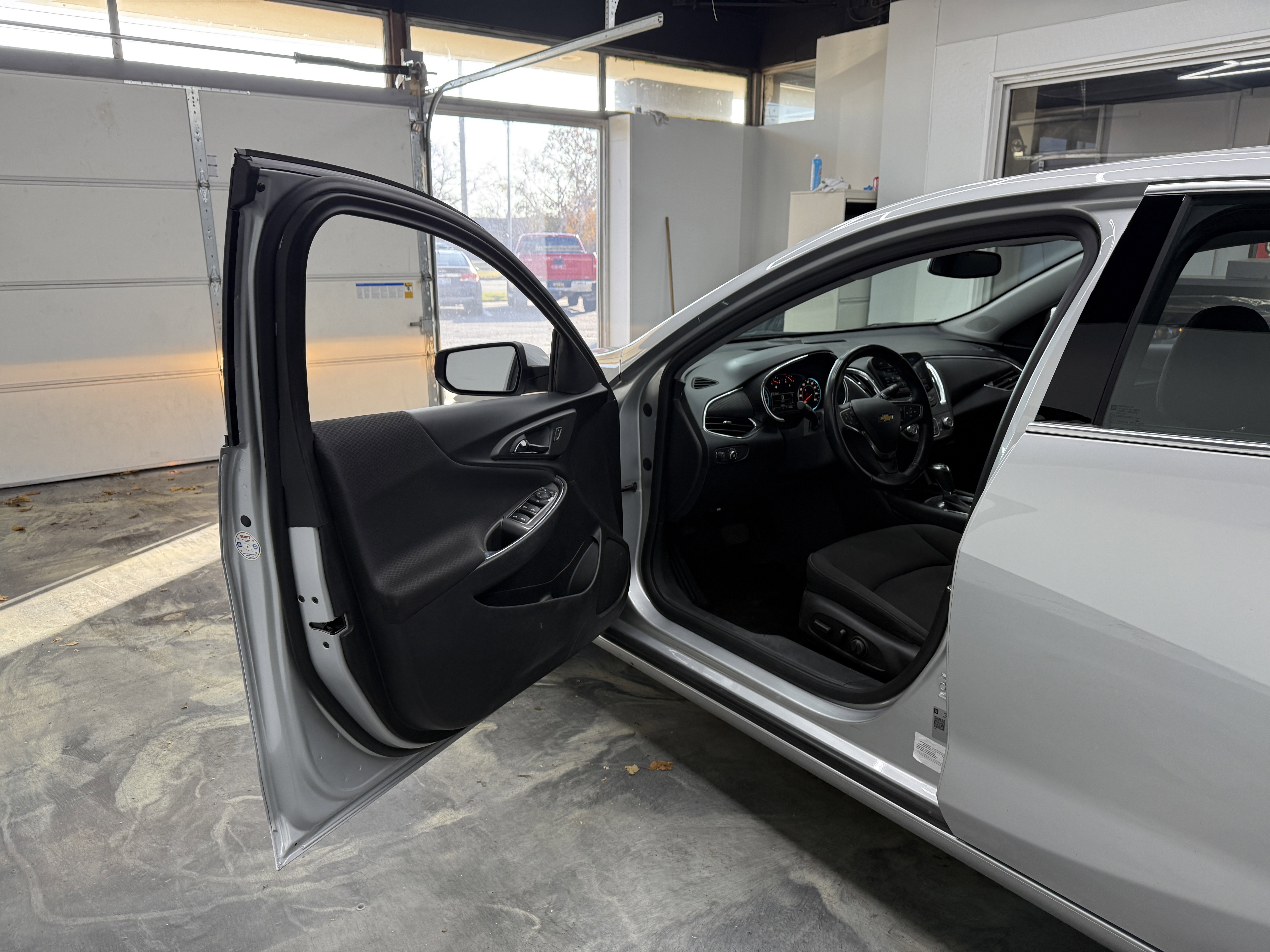 Used 2018 Chevrolet Malibu LT image 9