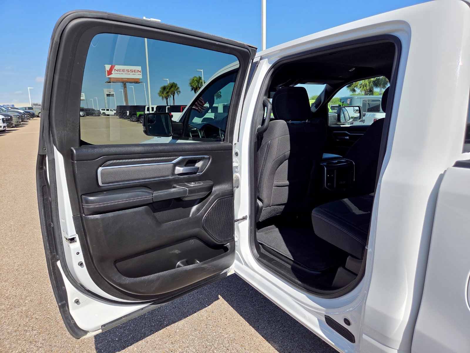 Used 2025 RAM 1500 Big Horn AWD/4WD image 17