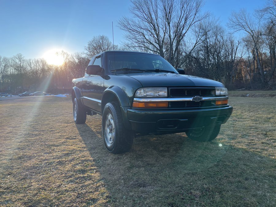 Used 2002 Chevrolet S10 Pickup LS w/ LS Preferred Equipment Group AWD/4WD image 2