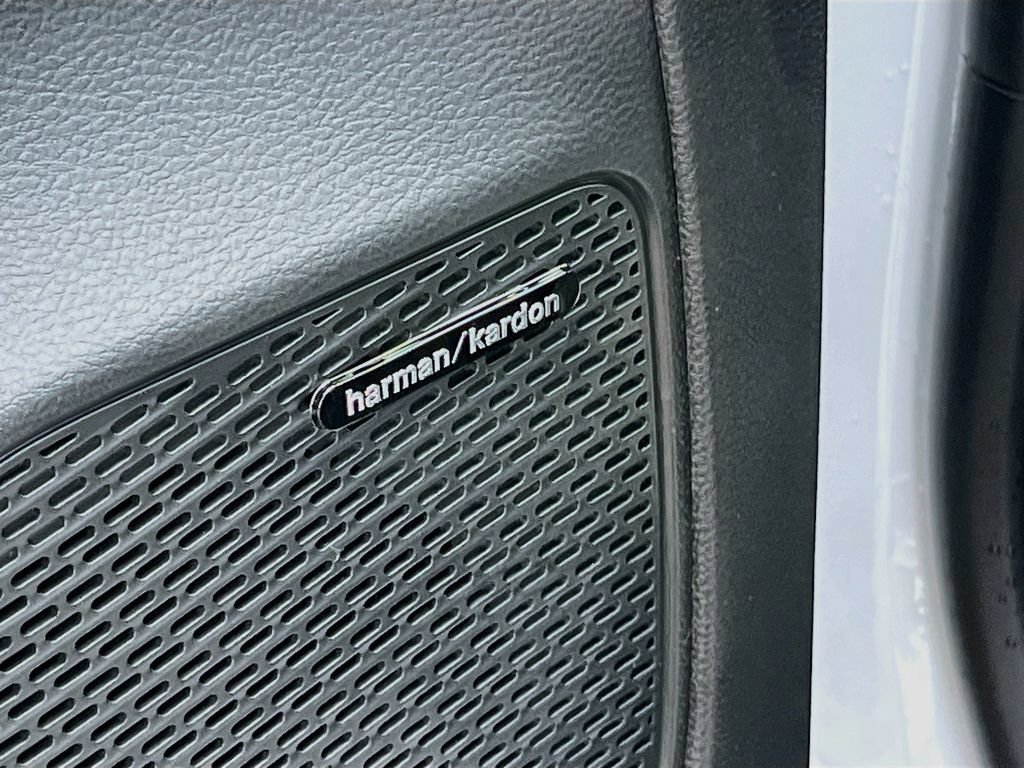 New 2027 Chrysler Pacifica Pinnacle w/ Theater Group FWD image 17